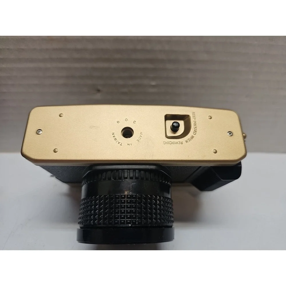 VINTAGE CAESARS ATLANTIC CITY SOUVENIR 35MM FILM CAMERA  GOLD CASE